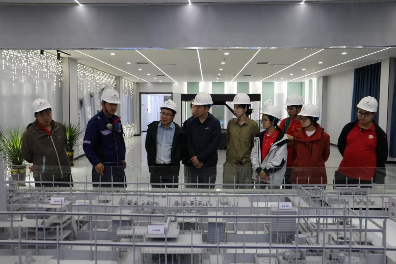 青海山西盐湖资源利用与生态保护调研